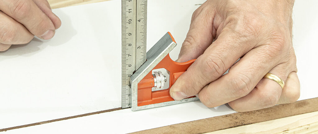 Detalhe de como você pode usar o seu Esquadro Combinado como um medidor interno