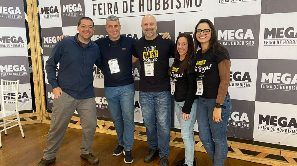 Equipe Empoeirados completa e o organizador da Mega Feira do Hobbistmo (primeiro a esquerda) Ricardo "Morcegão"