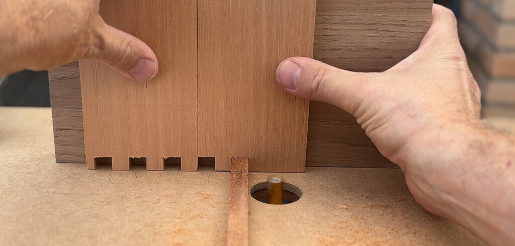 Detalhe do gabarito sendo usado na Mesa para Tupia Invertida