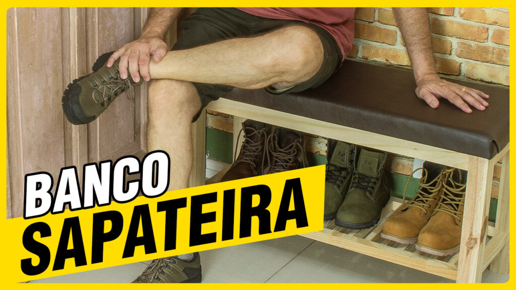 O banco sapateira de madeira resolve dois problemas: você senta para calçar/descalçar e ainda organiza os pares na prateleira inferior.