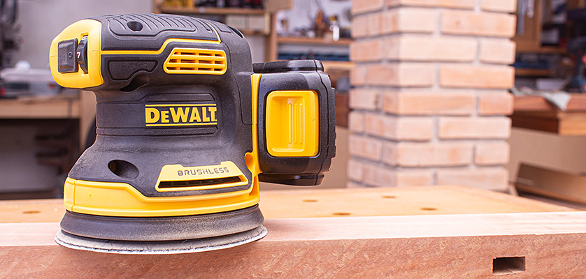 Ficamos impressionados com a qualidade da Lixadeira DeWalt DCW210 - perfeita para marcenaria