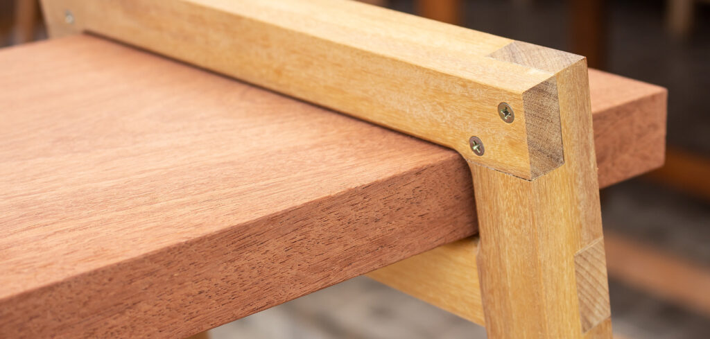 Detalhe do encaixe dos pés do Banco Japonês Shintô