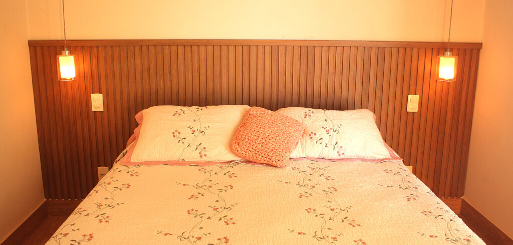 Cabeceira de cama com Ripado Eucatex