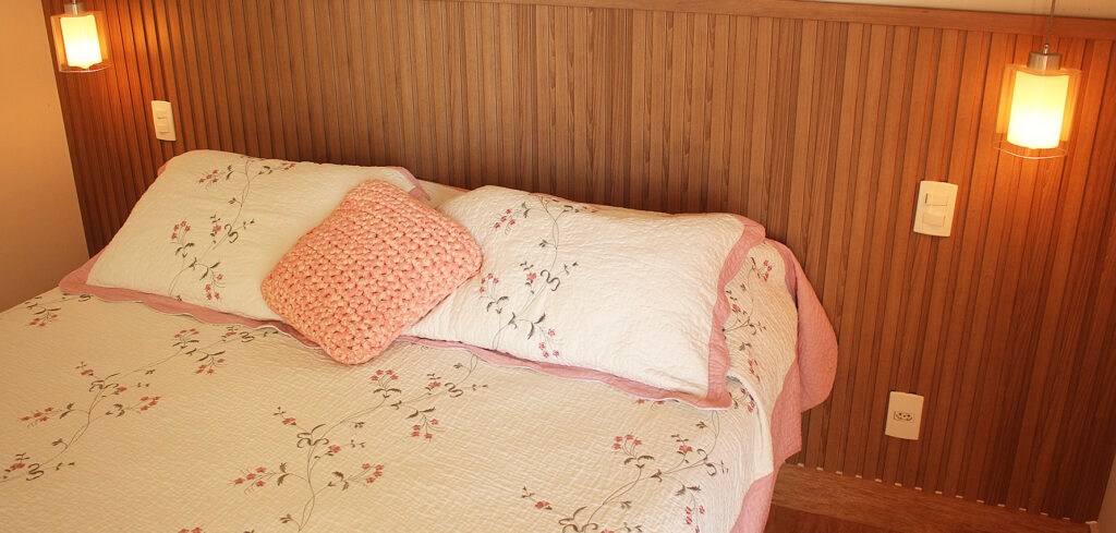 Detalhe da Cabeceira de cama com Ripado Eucatex