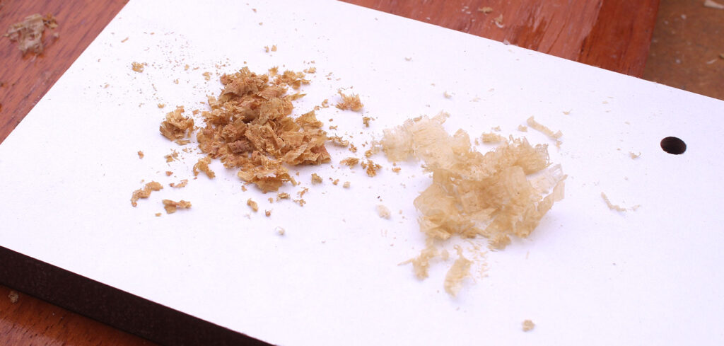 Nessa imagem dá para reparar bem as diferenças do pó da madeira que solta raspando a madeira. Do lado esquerdo, Stain e do lado direito, Verniz. Legal né?