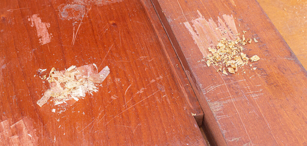 Duas peças de madeira com dois tipos de acabamento: verniz (à esquerda) e stain (à direita)