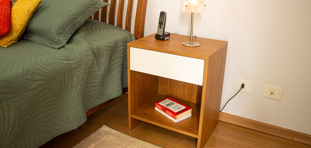 Faça-você-mesmo essa linda Mesa de Cabeceira Clean em Freijó Imperial da Duratex