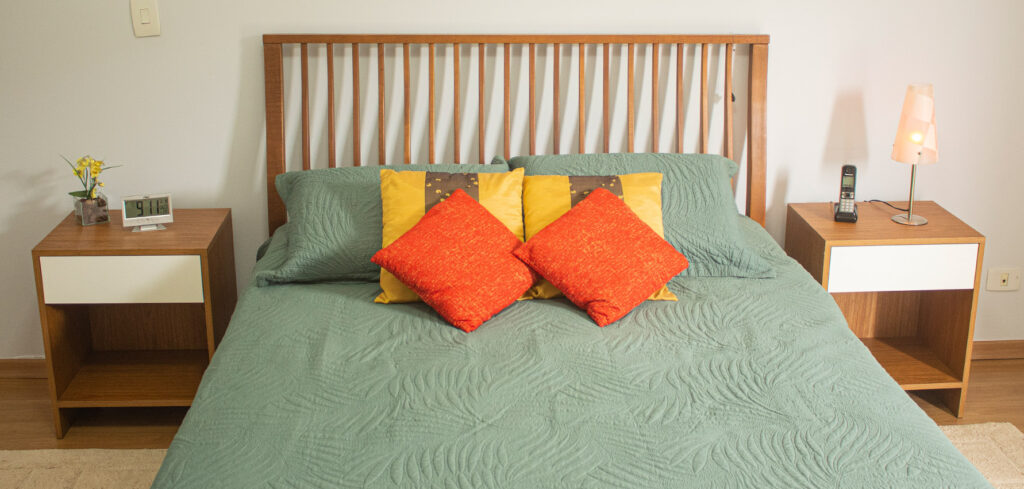 Olha como fica bonito no ambiente e como combinou com a cama a Mesa de Cabeceira Clean