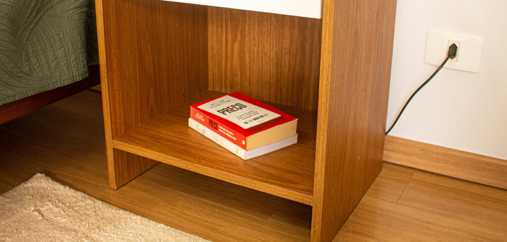 Detalhe importante da Mesa de Cabeceira: Espaço na base para varrer ou limpar com o aspirador de pó