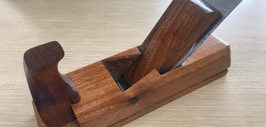 Uma plaina bem antiga que ainda funciona (era do meu pai e reformamos). Porém, não tem a mesma performance de uma nova.