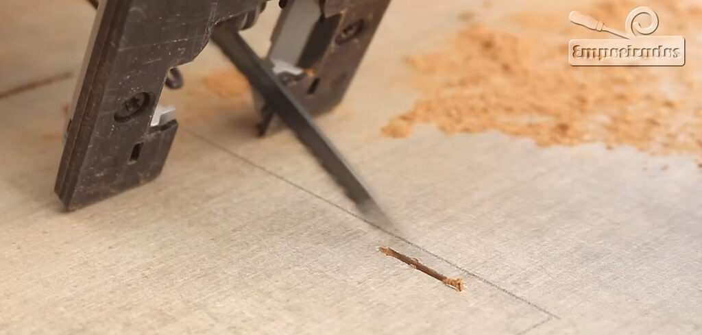 Corte em mergulho na serra tico-tico, muito utilizado para fazer abeturar na madeira de forma rápida