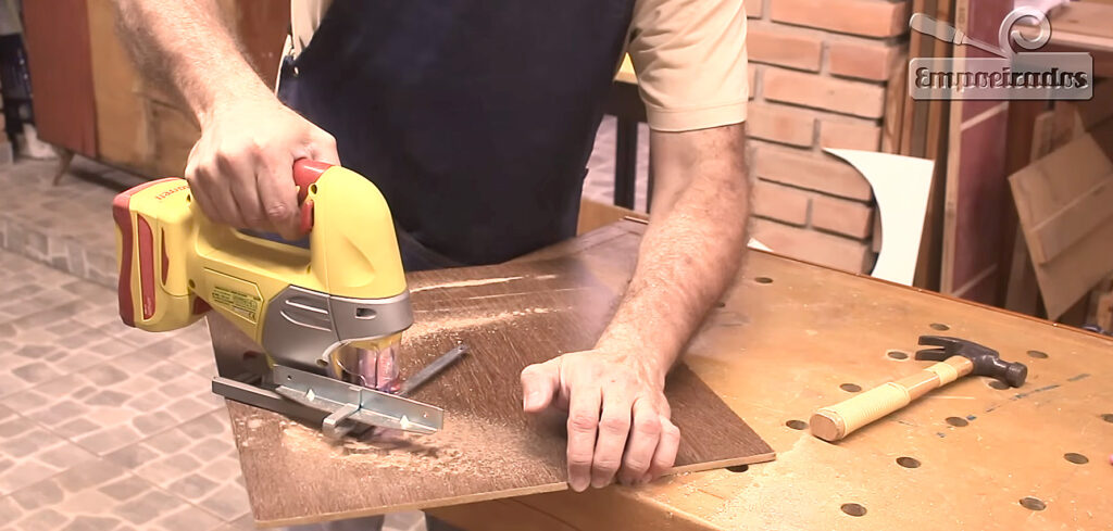Corte em círculo com a serra tico-tico: não é muito fácil, mas dá para fazer com jeitinho