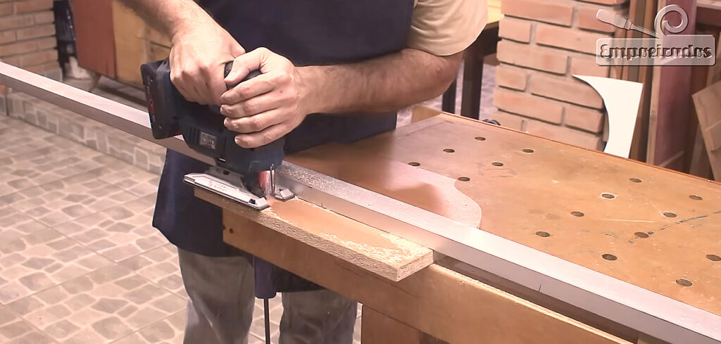 Uma outra alternativa de corte reto com a serra tico-tico: utilizando um perfil de alumínio