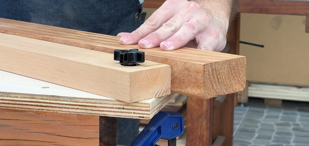A Mesa de Tupia simples é muito útil para fazer canais na madeira, rasgos, acabamentos, etc.
