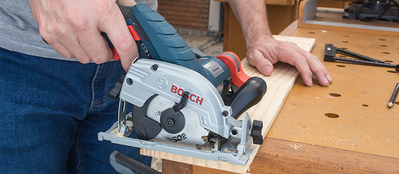 Bosch GKS 12V-26: uma serra circular compacta, leve e a bateria! Ideal para cortes de peças pequenas.